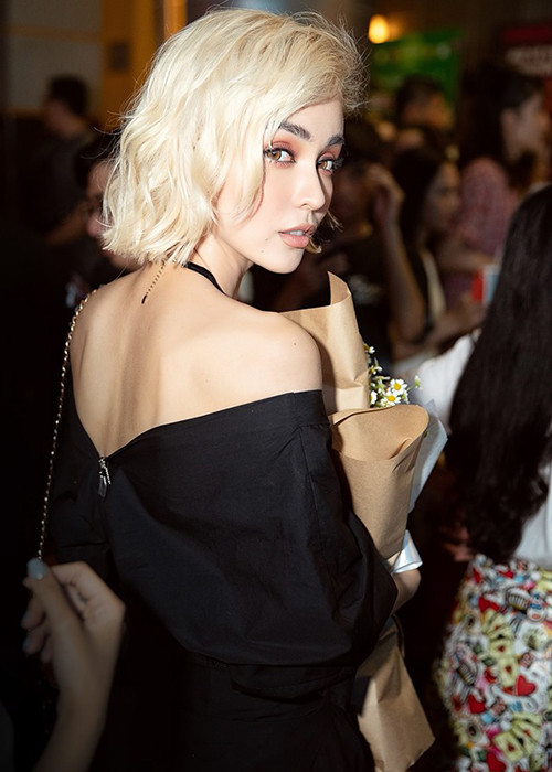 Hot girl sinh năm 1992 khoe vai trần quyến rũ tại một sự kiện.