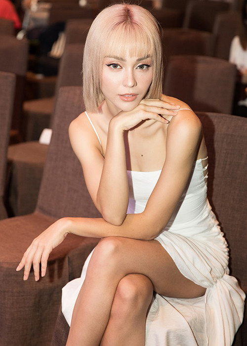 Hot girl lai Pháp thử sức đóng phim, ca hát giống Chi Pu.