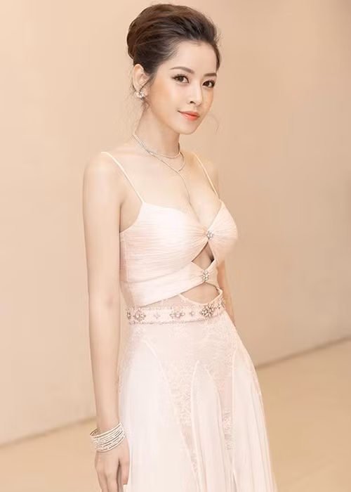 Hot girl sinh năm 1993 "lột xác" từ ngọt ngào, kín đáo sang hở bạo.