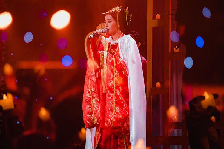 Trái với mong đợi, Chi Pu bị chê hát dở. Tiếp đó, cô liên tục tung MV dù giọng hát vấp phải ý kiến trái chiều.