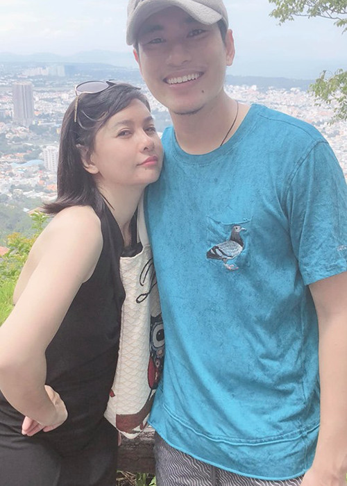 Cát Phượng và Kiều Minh Tuấn thoải mái lộ diện trước công chúng nhưng không hề đả động đến ồn ào.