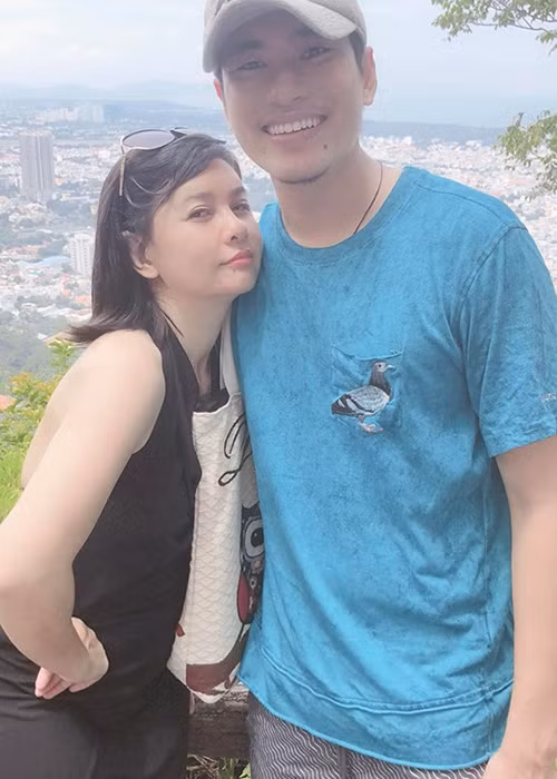 Cát Phượng và Kiều Minh Tuấn thoải mái lộ diện trước công chúng nhưng không hề đả động đến ồn ào.