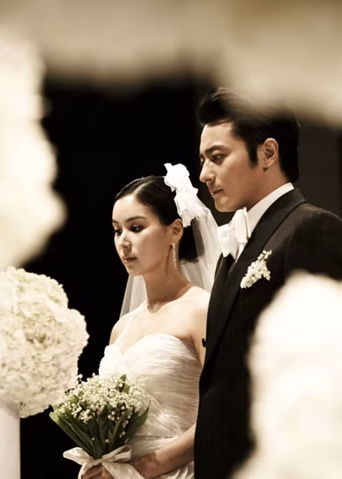 Hôn lễ xa hoa của cặp đôi diễn viên “Gió thổi khúc tình yêu” này từng là đề tài bàn tán của dư luận vào năm 2010.