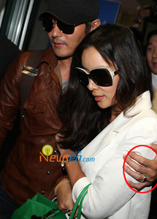 Kể từ khi kết hôn, Go So Young lui về hậu trường để chăm sóc gia đình còn nam tài tử vẫn thường xuyên tham gia các hoạt động giải trí.