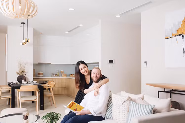 Đến nay, sau 6 năm cưới, có con, nàng hoa hậu và ông xã vẫn dành cho nhau tình cảm mặn nồng.