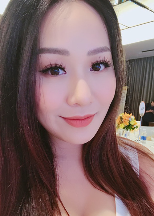 Hôn nhân viên mãn, Phương Lan ngày càng đẹp mặn mà.