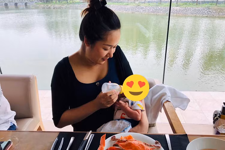 Con gái của Phương Lan tên Lan Vy, tiếng Anh là Livia.