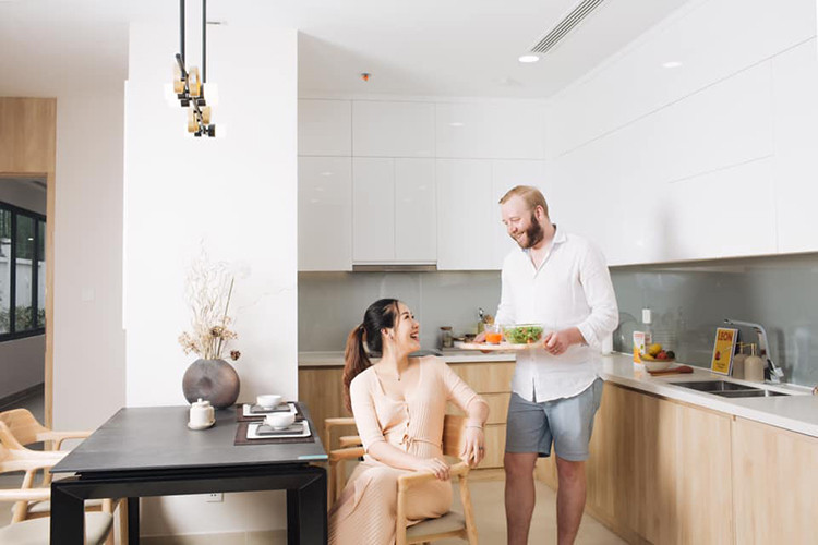 Theo Ngôi sao, ông xã của Ngô Phương Lan chăm con rất khéo và vợ chồng người đẹp tự tay chăm con chứ không thuê người giúp việc.