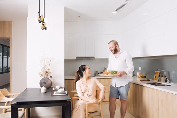 Theo Ngôi sao, ông xã của Ngô Phương Lan chăm con rất khéo và vợ chồng người đẹp tự tay chăm con chứ không thuê người giúp việc.