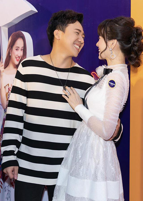 Tình cảm của Trấn Thành dành cho Hari Won ngày một nhiều hơn. Nửa đêm, anh sẵn sàng vào bếp làm món mì xào trứng để lấp đầy chiếc bụng rỗng của vợ.