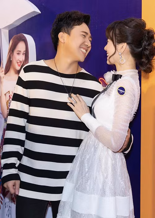 Tình cảm của Trấn Thành dành cho Hari Won ngày một nhiều hơn. Nửa đêm, anh sẵn sàng vào bếp làm món mì xào trứng để lấp đầy chiếc bụng rỗng của vợ.