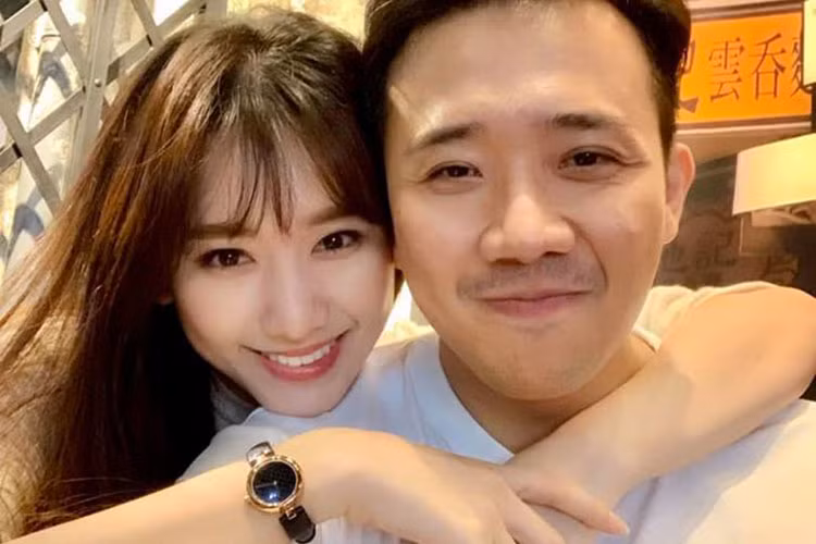 Biết bà xã có sở thích mua sắm, nam danh hài mạnh tay chi tiền tặng cô những món đồ hiệu.