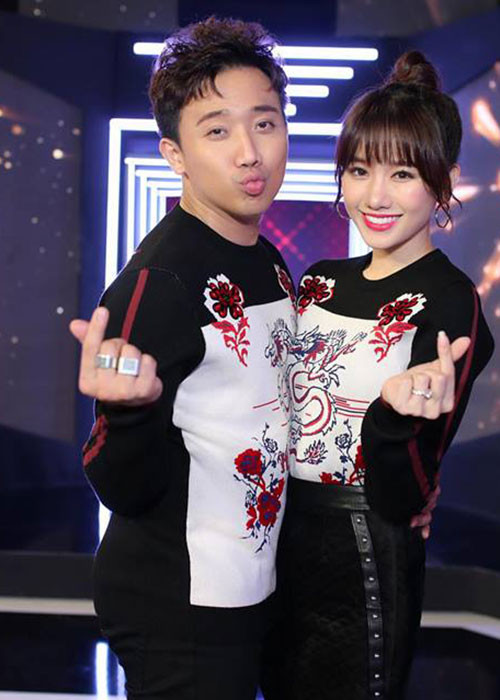 Trấn Thành còn ngồi cặm cụi cuốn chiếc khăn lụa mềm mại vào quai túi cho Hari Won.