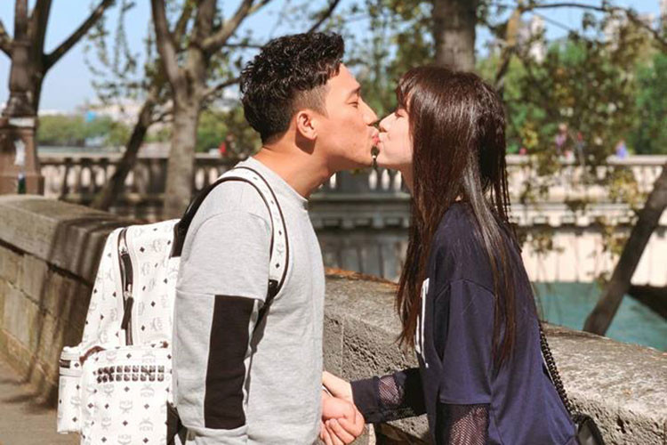 Theo lời Trấn Thành, mỗi ngày Hari Won đưa anh 2 triệu dắt túi. Ban đầu nam danh hài không quen nhưng sau cảm thấy may mắn vì có bà xã quản lý tiền bạc.