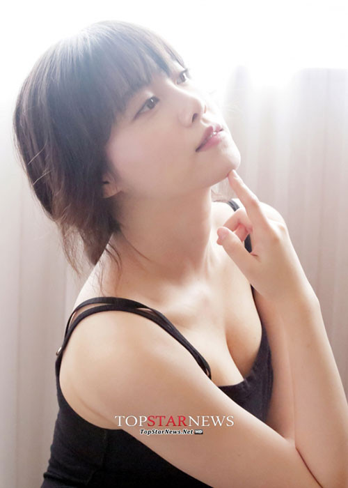 Goo Hye Sun sở hữu nhan sắc xinh đẹp. Khi mặc hở táo bạo, nữ diễn viên xứ Hàn vừa bỏ chồng khiến khán giả bất ngờ vì vòng một đầy quyến rũ.