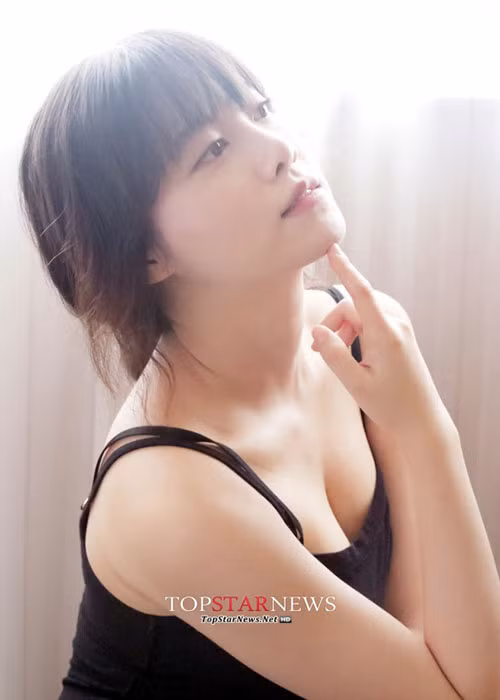 Goo Hye Sun sở hữu nhan sắc xinh đẹp. Khi mặc hở táo bạo, nữ diễn viên xứ Hàn vừa bỏ chồng khiến khán giả bất ngờ vì vòng một đầy quyến rũ.