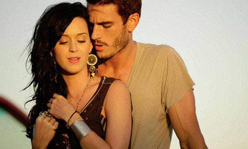 Sau scandal dao nhac, Katy Perry bi to quay roi tinh duc