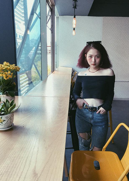 Lê Na có ngoại hình khá nhỏ nhắn.