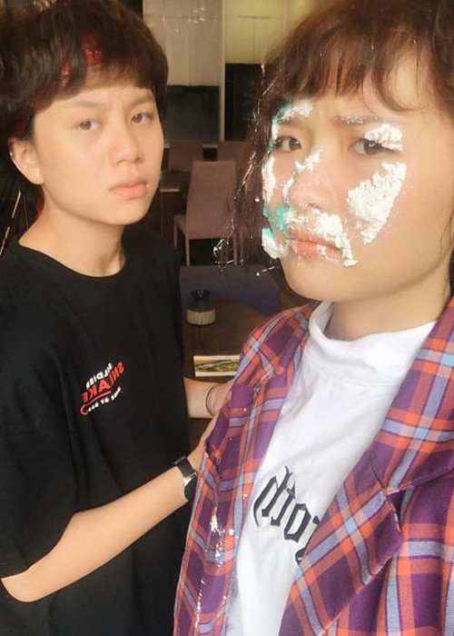 Theo Lao động, Lê Na và Bảo Hân đã phải hôn đi hôn lại 8-9 lần ở cảnh quay trong "Về nhà đi con" ngoại truyện. "Quay xong, mỗi đứa trốn một nơi vì ngại. Hai đứa, không ai nhắc lại về nụ hôn ấy nữa", Lê Na tiết lộ.