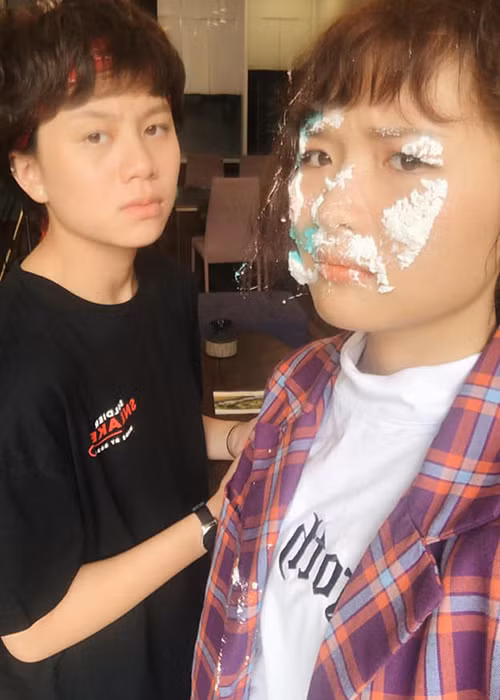 Theo Lao động, Lê Na và Bảo Hân đã phải hôn đi hôn lại 8-9 lần ở cảnh quay trong "Về nhà đi con" ngoại truyện. "Quay xong, mỗi đứa trốn một nơi vì ngại. Hai đứa, không ai nhắc lại về nụ hôn ấy nữa", Lê Na tiết lộ.