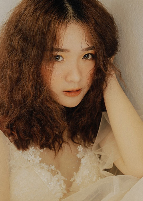 Lê Na sinh năm 1996, là một vlogger kiêm diễn viên, người mẫu ảnh.