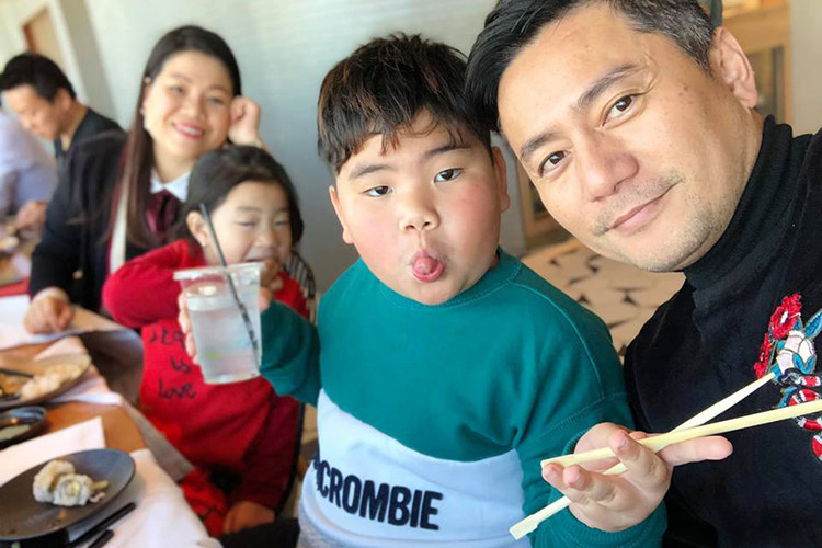 Nam diễn viên phim "Gió nghịch mùa" từ bỏ ánh hào quang ở Việt Nam để sang xứ cờ hoa sống bên vợ con.