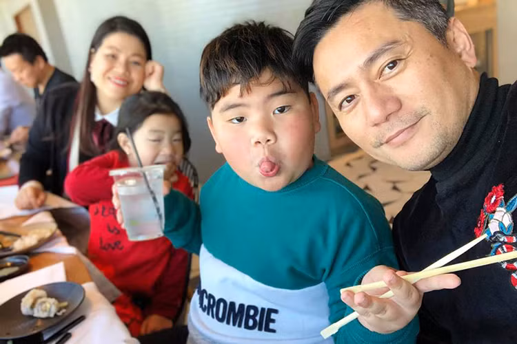 Nam diễn viên phim "Gió nghịch mùa" từ bỏ ánh hào quang ở Việt Nam để sang xứ cờ hoa sống bên vợ con.