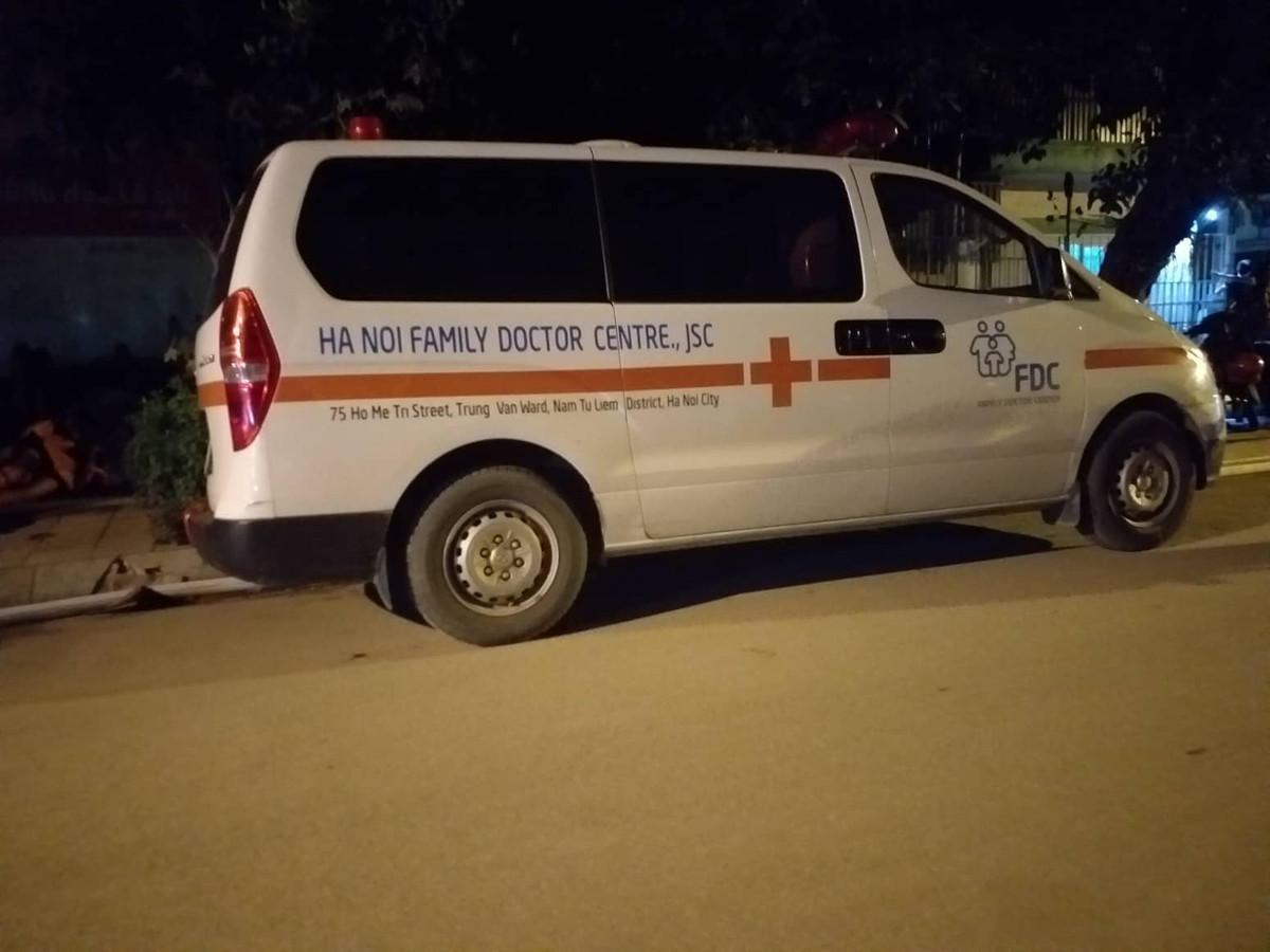 Xe cứu thương 115 đã có mặt tại hiện trường vụ hoả hoạn. Theo Dân Việt, một đoạn bức tường của công ty Rạng Đông đổ sập xuống đường do sức nóng khiến lửa càng bùng cháy lớn hơn.