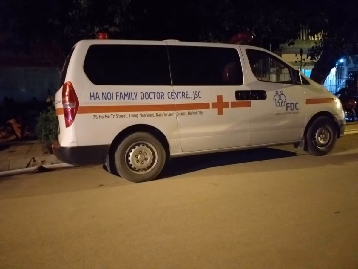 Xe cứu thương 115 đã có mặt tại hiện trường vụ hoả hoạn. Theo Dân Việt, một đoạn bức tường của công ty Rạng Đông đổ sập xuống đường do sức nóng khiến lửa càng bùng cháy lớn hơn.