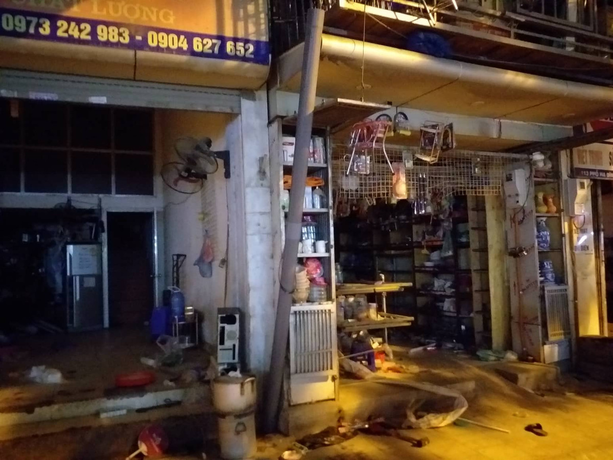 Hơn 20h30, các ngôi nhà ngay sát Công ty cổ phần phích nước Rạng Đông bị cắt điện hoàn toàn. Lực lượng chức năng cũng phong toả khu vực này đề phòng cháy nổ... Kiến Thức sẽ tiếp tục cập nhật vụ việc...