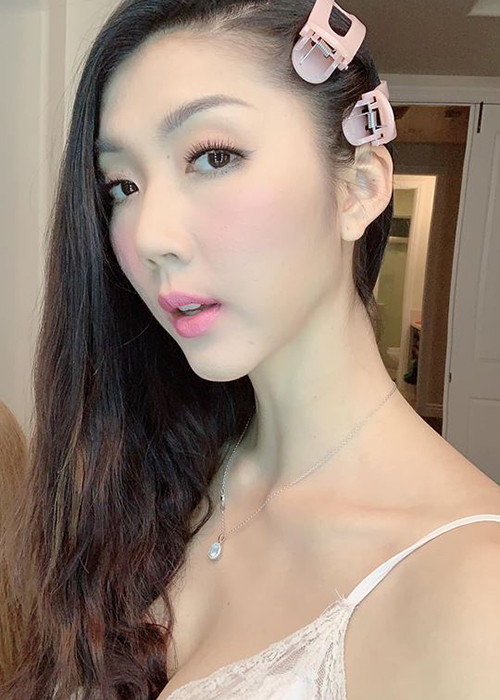 Vóc dáng của Ngọc Quyên gợi cảm chẳng kém thời cô nổi tiếng tại Việt Nam với vai trò người mẫu.