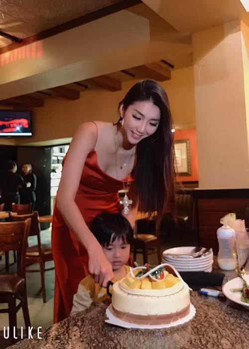 Cựu người mẫu dành thời gian cho con trai và công việc.