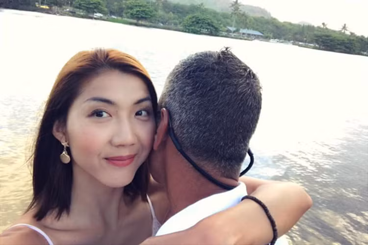 Gần đây, Ngọc Quyên úp mở ảnh thân mật một người đàn ông lạ mặt. Cư dân mạng đặt câu hỏi phải chăng đây là tình mới của Ngọc Quyên.