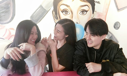 Dong Nhi- Ong Cao Thang chup anh cuoi o troi Tay-Hinh-3