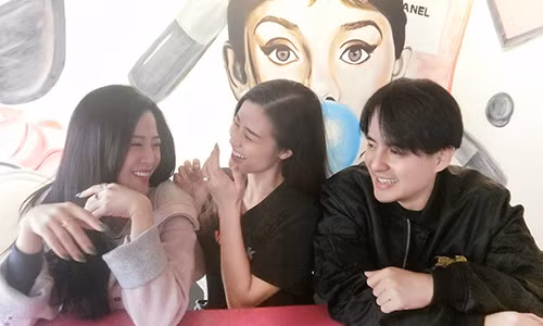 Dong Nhi- Ong Cao Thang chup anh cuoi o troi Tay-Hinh-3