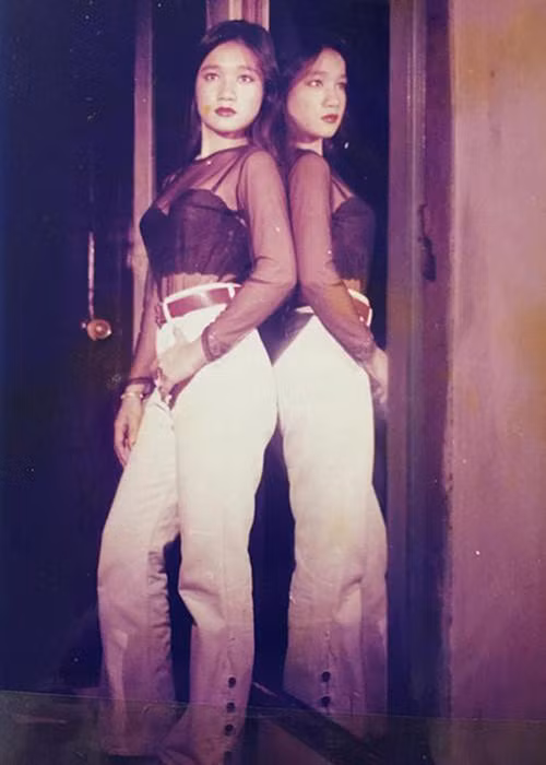 Năm 19 tuổi, người đẹp đậu thủ khoa khoa diễn viên của Đại học Sân khấu điện ảnh TP.HCM. Khi ra trường, cô vào biên chế Nhà hát kịch TP.HCM.