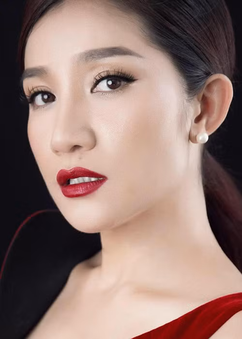  MC Cát Tường được phong tặng danh hiệu Nghệ sĩ ưu tú. Khán giả, nhiều đồng nghiệp đã chúc mừng và cho rằng Cát Tường hoàn toàn xứng đáng bởi những cống hiến của cố với nghệ thuật.