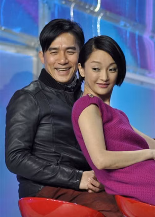 Mối quan hệ giữa Châu Tấn và Lương Triều Vỹ trở nên thân thiết sau những lần hợp tác trên phim trường và dẫn đến loạt tin đồn tình ái.