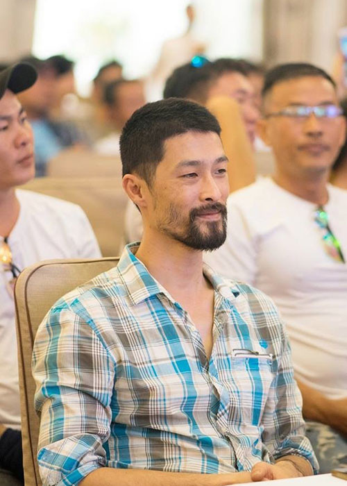 Johnny Trí Nguyễn gầy sọp đi và nuôi bộ râu quai nón rậm rạp khiến anh trông già nua. Ảnh: Vietnamnet