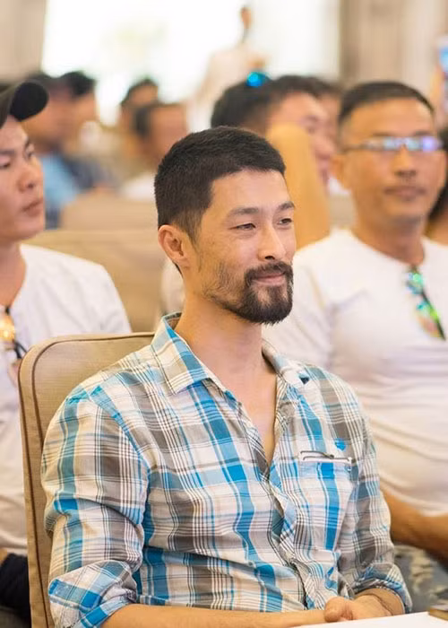 Johnny Trí Nguyễn gầy sọp đi và nuôi bộ râu quai nón rậm rạp khiến anh trông già nua. Ảnh: Vietnamnet