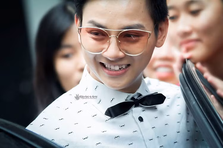 Khi mới bước chân vào showbiz, Hoài Lâm đốn tim fan nữ bởi vẻ ngoài bảnh bao thư sinh với nụ cười rạng rỡ. Ảnh: FBNV