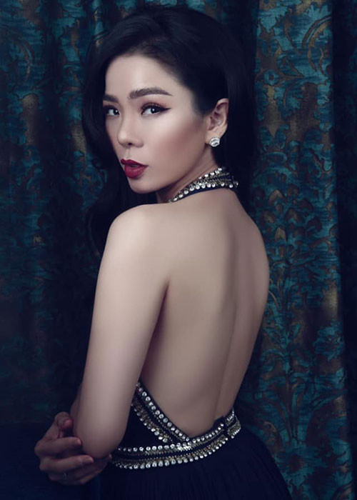 Ở tuổi 38, nữ hoàng phòng trà vẫn tự tin diện chiếc váy khoe triệt để lợi thế vóc dáng.