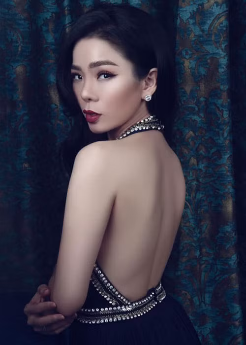 Ở tuổi 38, nữ hoàng phòng trà vẫn tự tin diện chiếc váy khoe triệt để lợi thế vóc dáng.