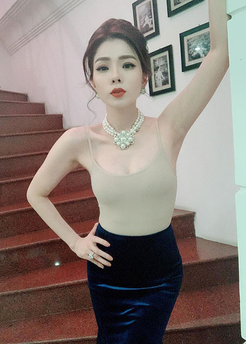 Không biết trùng hợp hay cố ý, Lệ Quyên và Hồ Ngọc Hà cùng đua nhau khoe dáng thon gọn, quyến rũ.