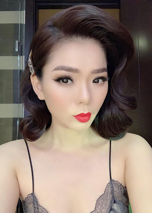 Diện váy 2 dây, Lệ Quyên khoe vòng một trễ nải, ai nhìn cũng phát mê.