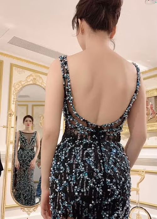 Lệ Quyên sở hữu những đường cong gây mê với bờ vai thon, vòng eo con kiến, lưng ong quyến rũ.