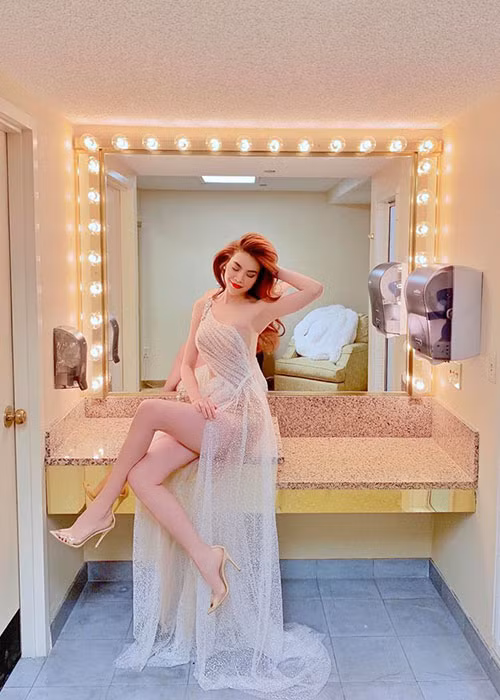 Cô bạn thân một thời của Lệ Quyên gợi cảm từ sân khấu đến đời thường.