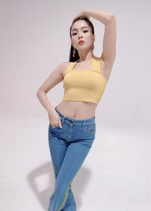 Đã trải qua một lần sinh nở, Lệ Quyên vẫn giữ được vòng eo nhỏ đáng ngưỡng mộ.