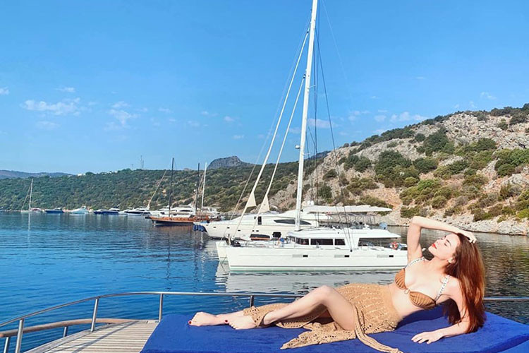 "Nữ hoàng giải trí" đã trải qua một lần sinh nở nhưng thân hình không mỡ thừa nhờ chế độ ăn uống và tập luyện hợp lý.