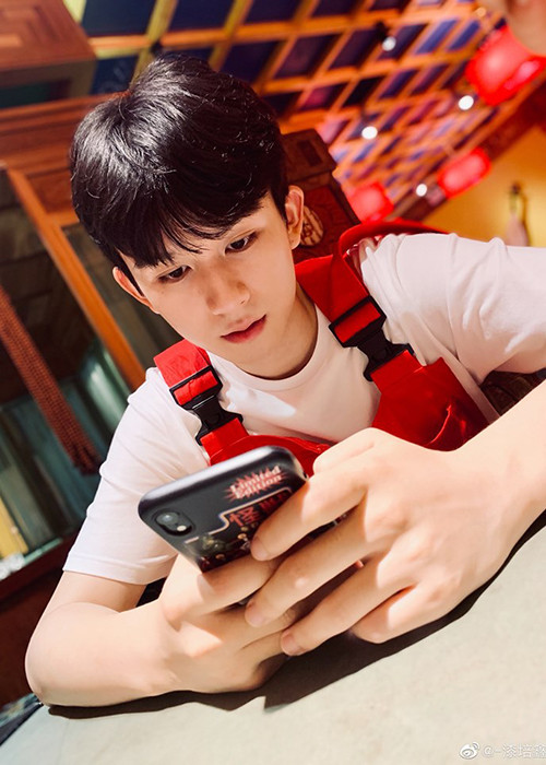 Ngoại hình của Tất Bồi Hâm đúng kiểu hot boy vườn trường.